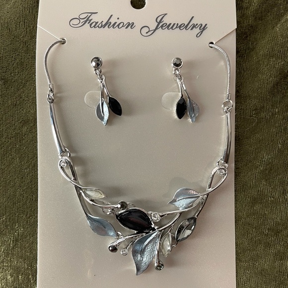 BEAUTIFUL Necklace+Earring set, gorgeous flora-inspired design, multiple colors! - Picture 5 of 6